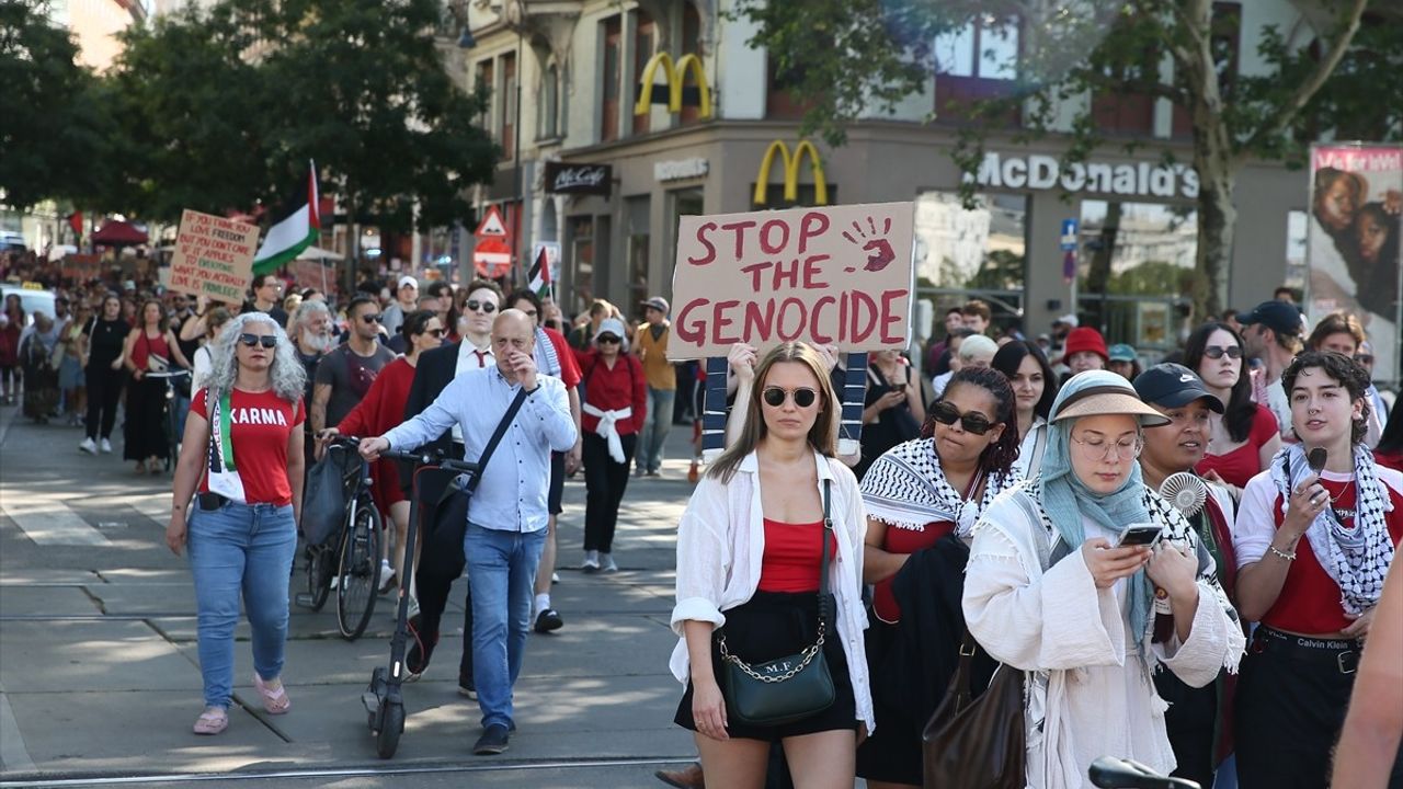 Viyana'da Yüzlerce Filistin Yanlısı, İsrail'in Saldırılarını Protesto Etti