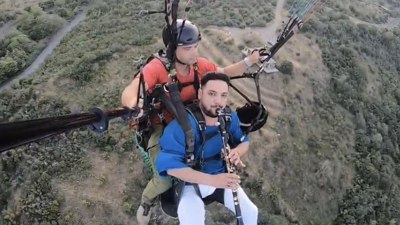 Yamaç Paraşütünde Klarnet Konseri: Müzisyen Havada Performans Sergiledi