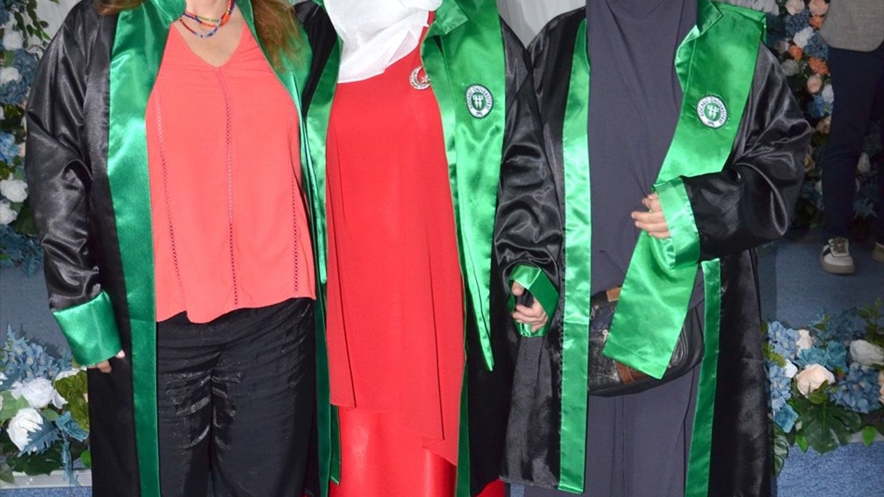 YÖK'ün 34 Yaş Üstü Kadınlar Kontenjanı ile Mezuniyet Sevinci