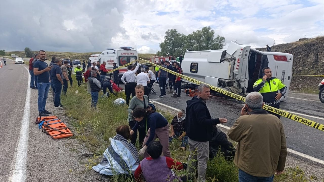 Yozgat'ta Cenaze Töreninden Dönen Midibüs Devrildi: 2 Ölü, 15 Yaralı