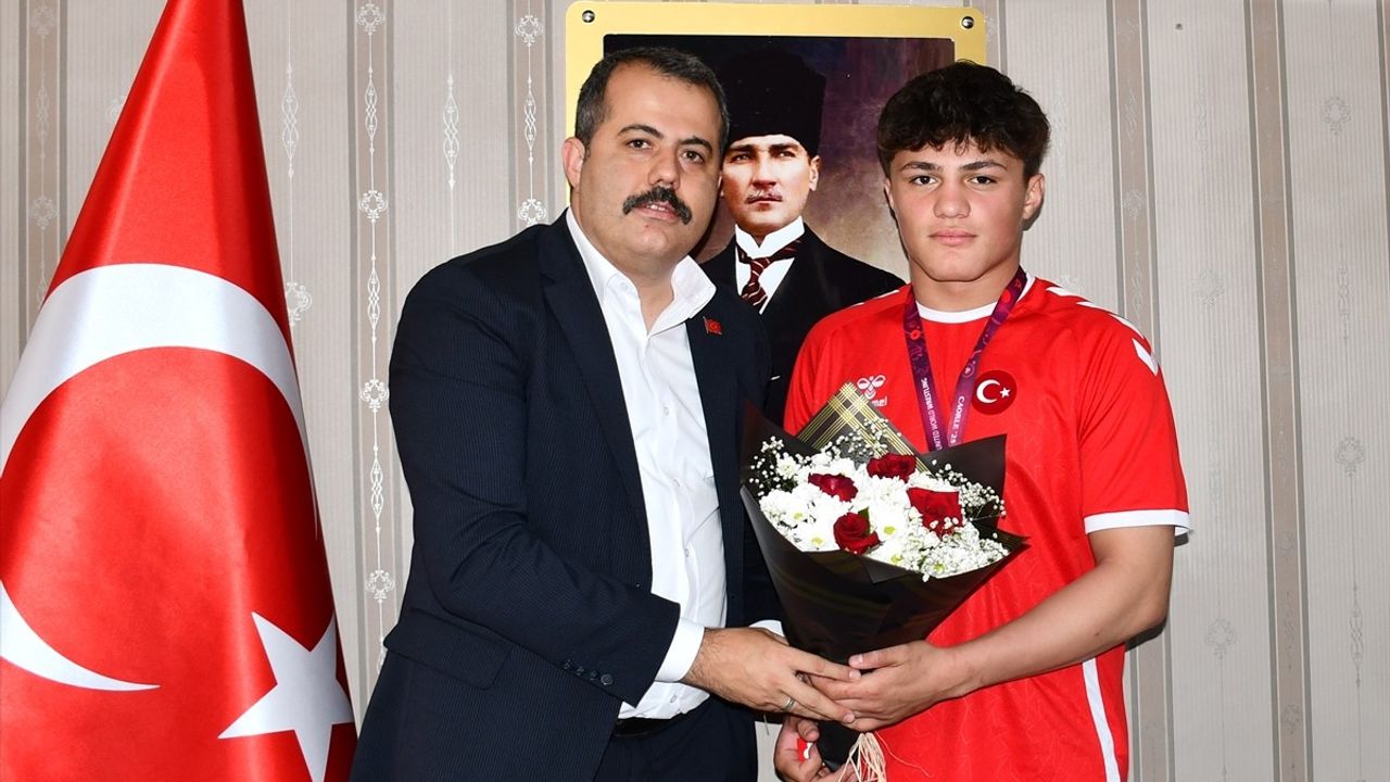 Yusuf Yaser Aksu, Avrupa Şampiyonu Güreşçi Samsun'da Coşkuyla Karşılandı