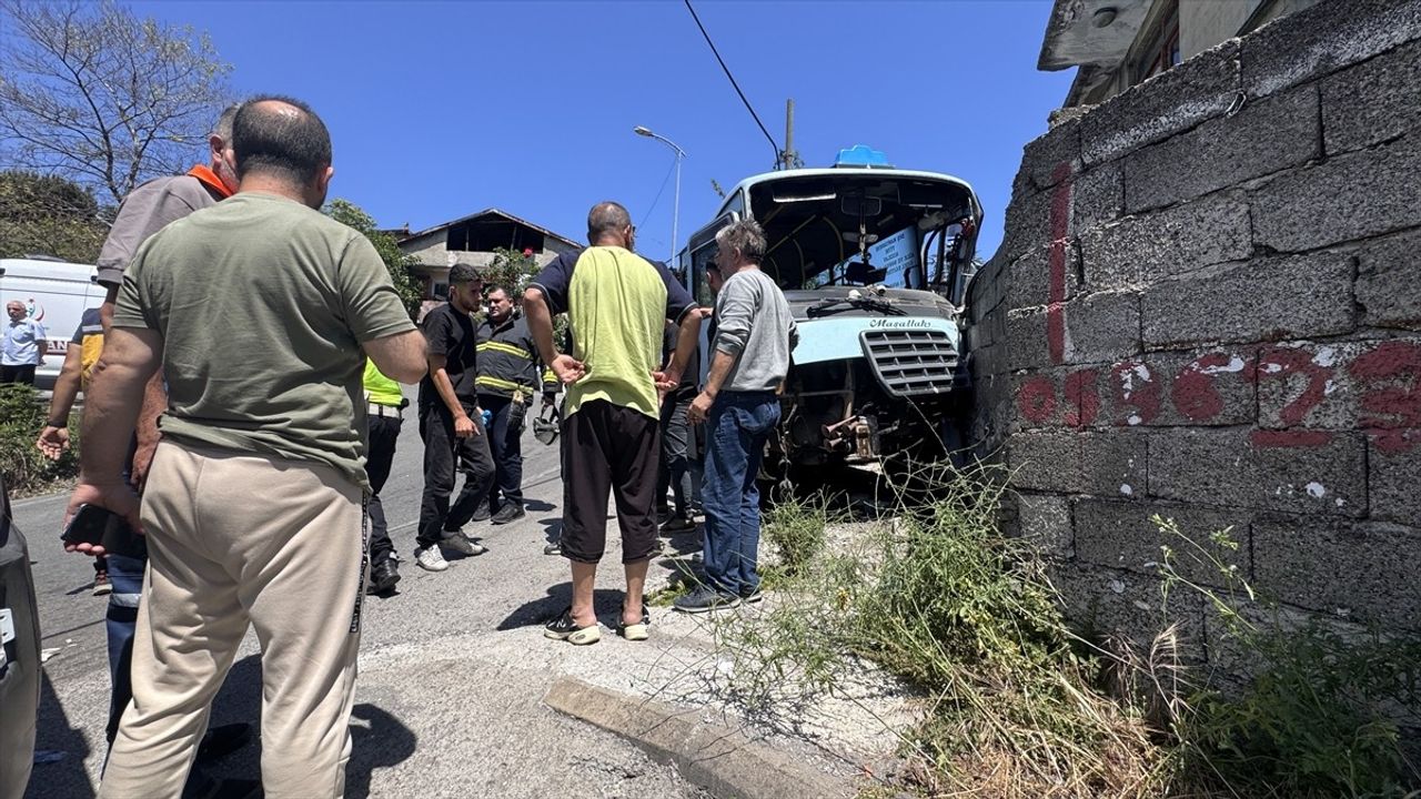 Zonguldak'ta Freni Arızalanan Minibüs Duvara Çarptı: 14 Yaralı