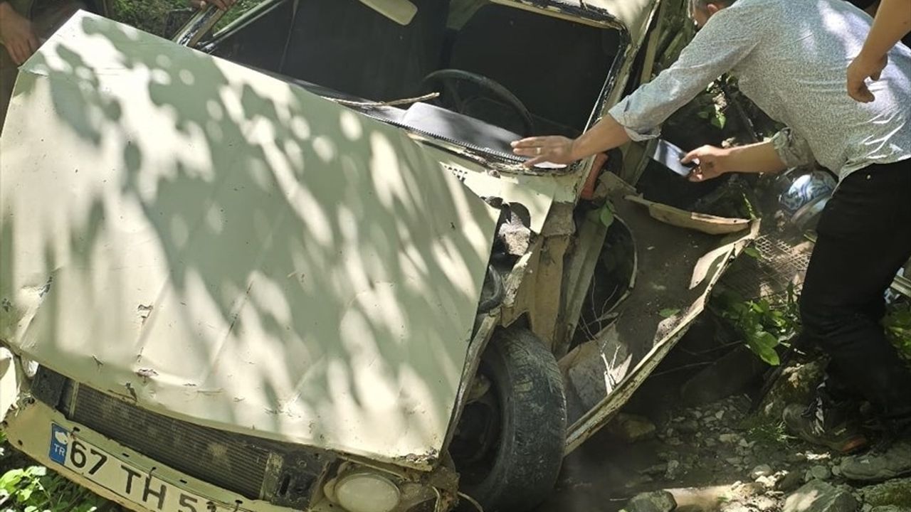 Zonguldak'ta Şarampole Devrilen Otomobilde Üç Yaralı