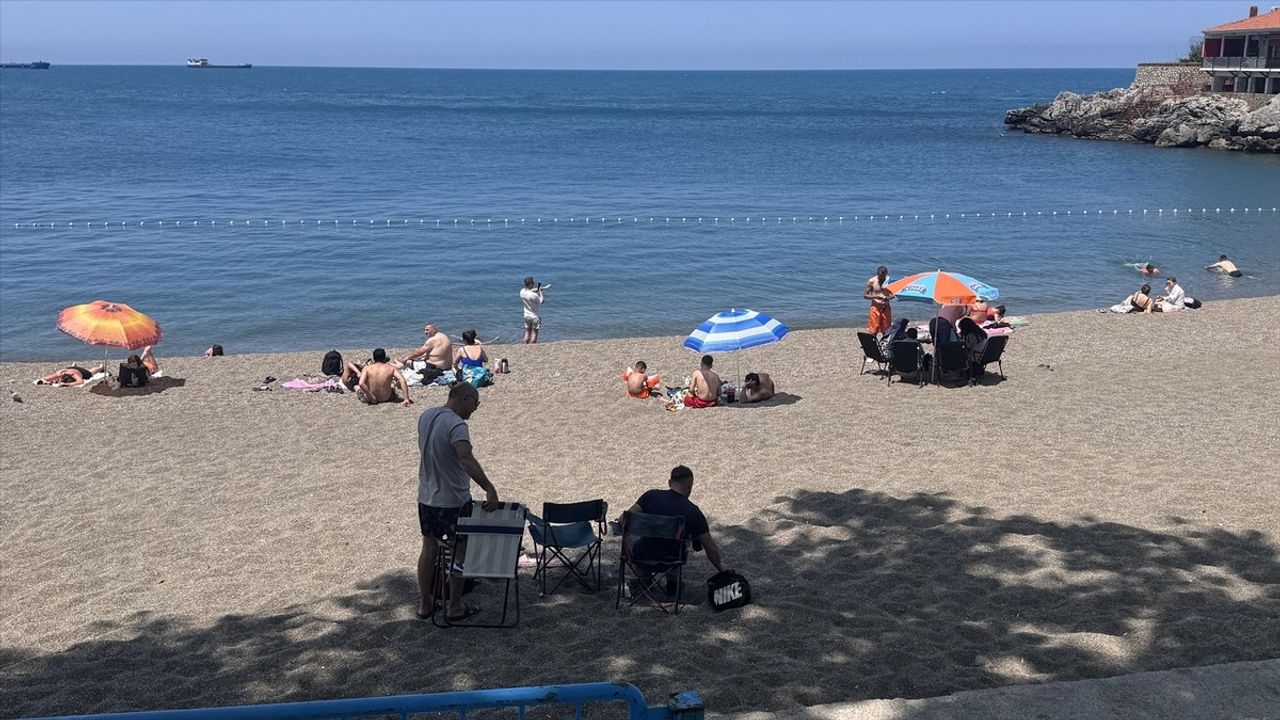 Zonguldak ve Düzce Sıcak Havada Serinlemek İçin Sahillerde