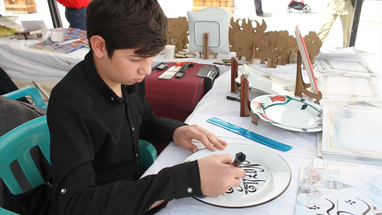 13 Yaşındaki Yusufcan Zahiroğlu, Kaligrafi Sanatıyla Büyülüyor