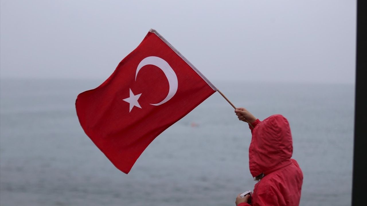 15 Temmuz Şehitleri İçin Karadeniz'de Yüzdüler