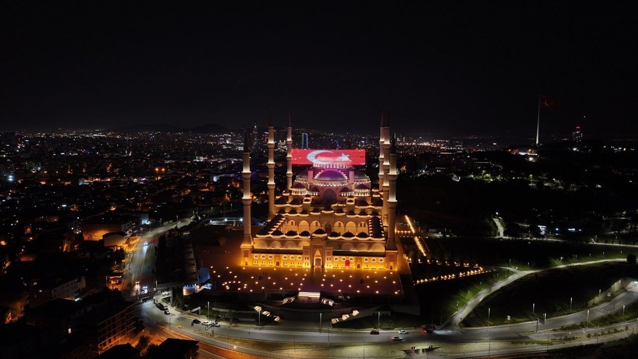 15 Temmuz’un 9. Yılında İstanbul Camilerinde Sela Okundu