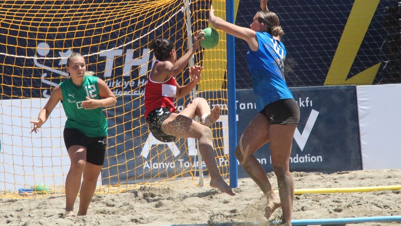 17 Yaş Altı EHF Avrupa Plaj Hentbol Şampiyonası Antalya'da Heyecanla Devam Ediyor