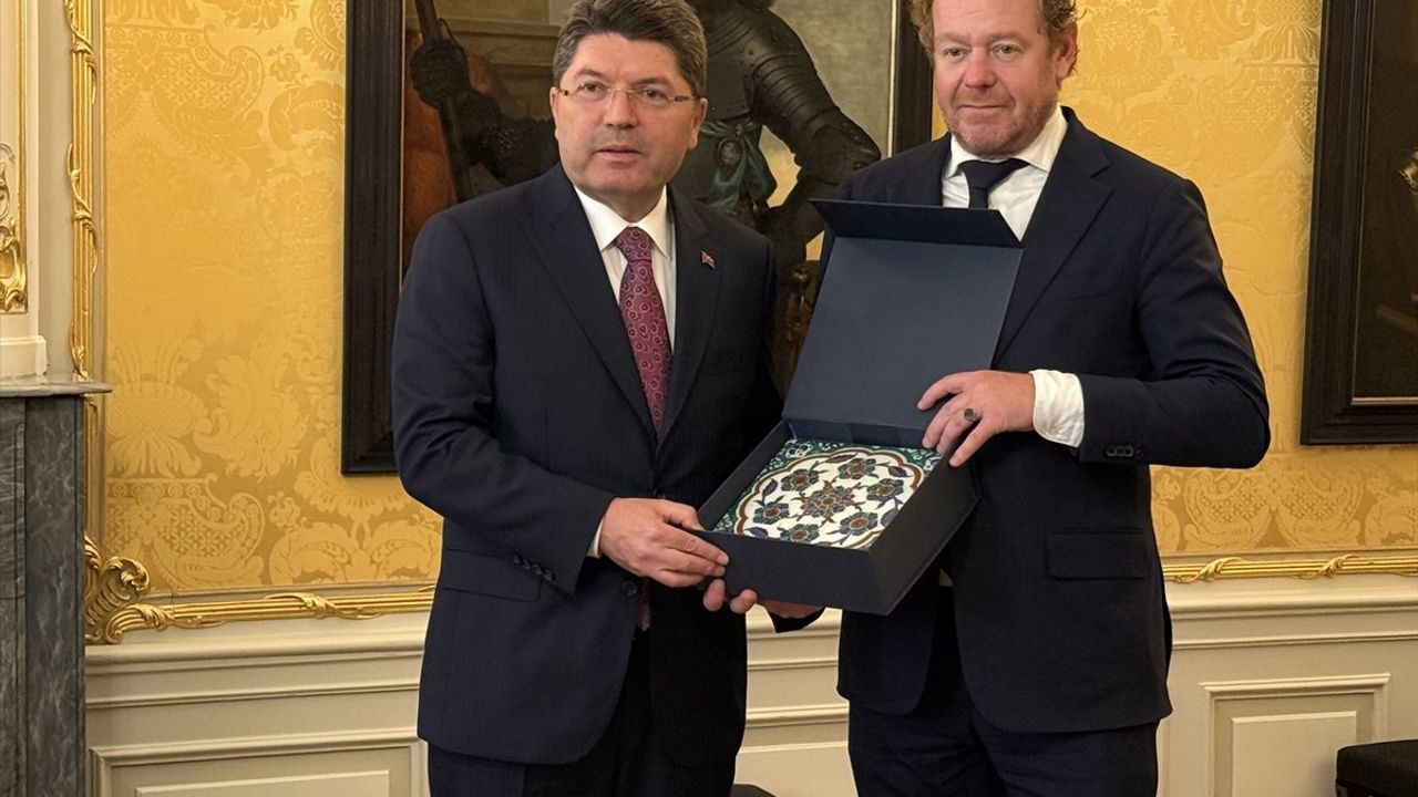 Adalet Bakanı Tunç, Hollanda'da Tarihi Çini Karonun İadesini Sağladı