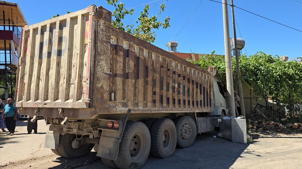 Adana'da Fren Arızasıyla Kazaya Karışan Kamyonun Sürücüsü Yaralandı