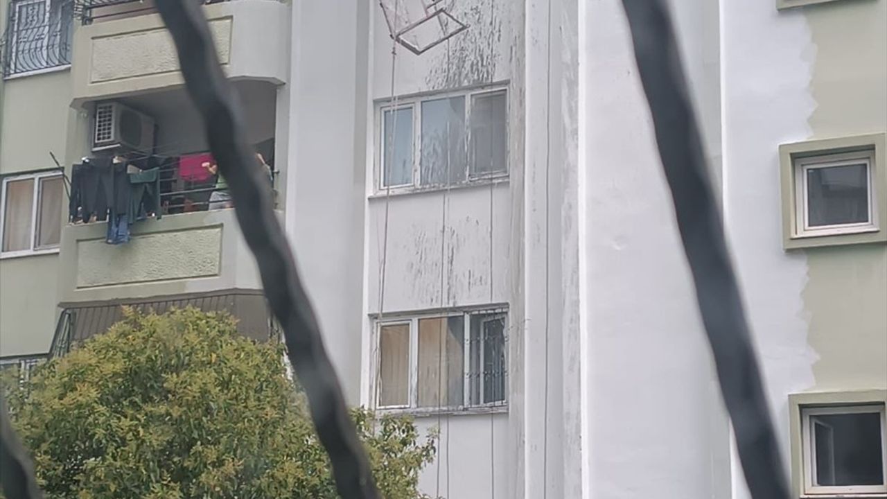 Adana'da Halatı Kopan İskelede Asılı Kalan İşçi İtfaiye Ekipleri Tarafından Kurtarıldı