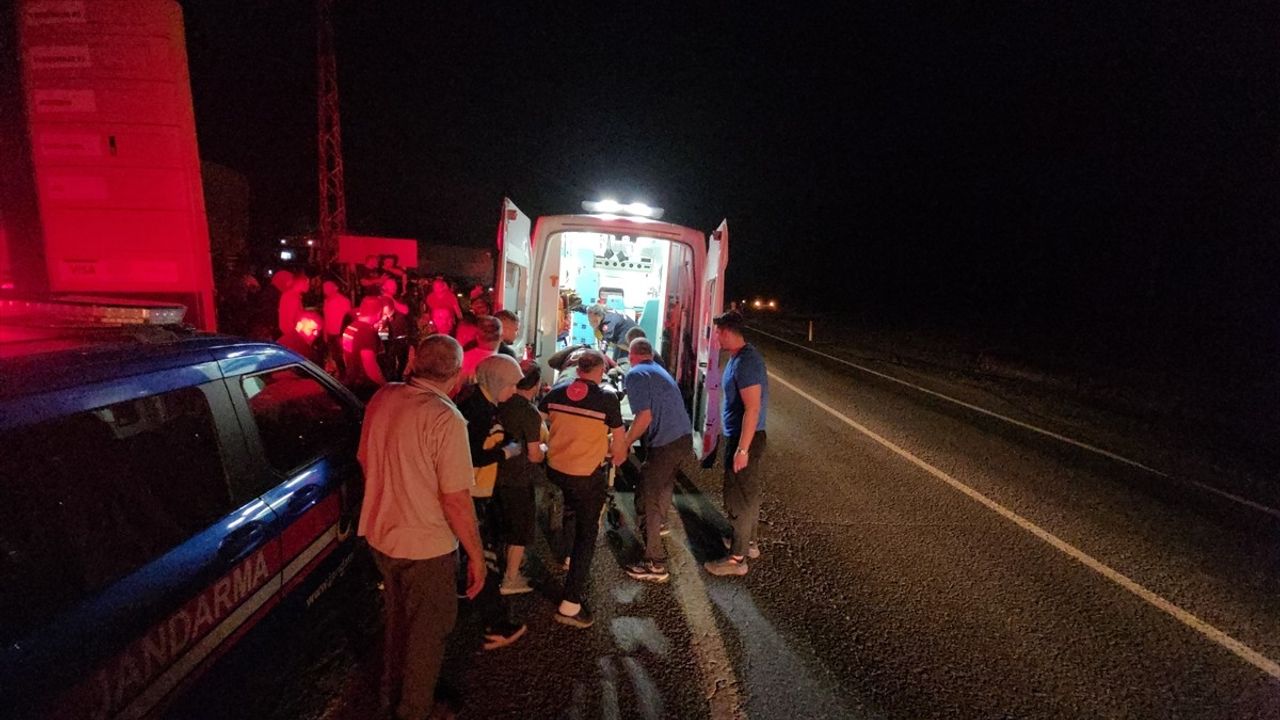 Adana'da Kamyonet ve Taksinin Çarpışması: 4 Yaralı