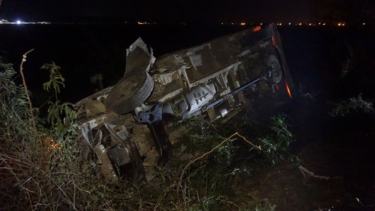 Adana'da Otomobil ile Kamyonet Çarpıştı: 4 Yaralı