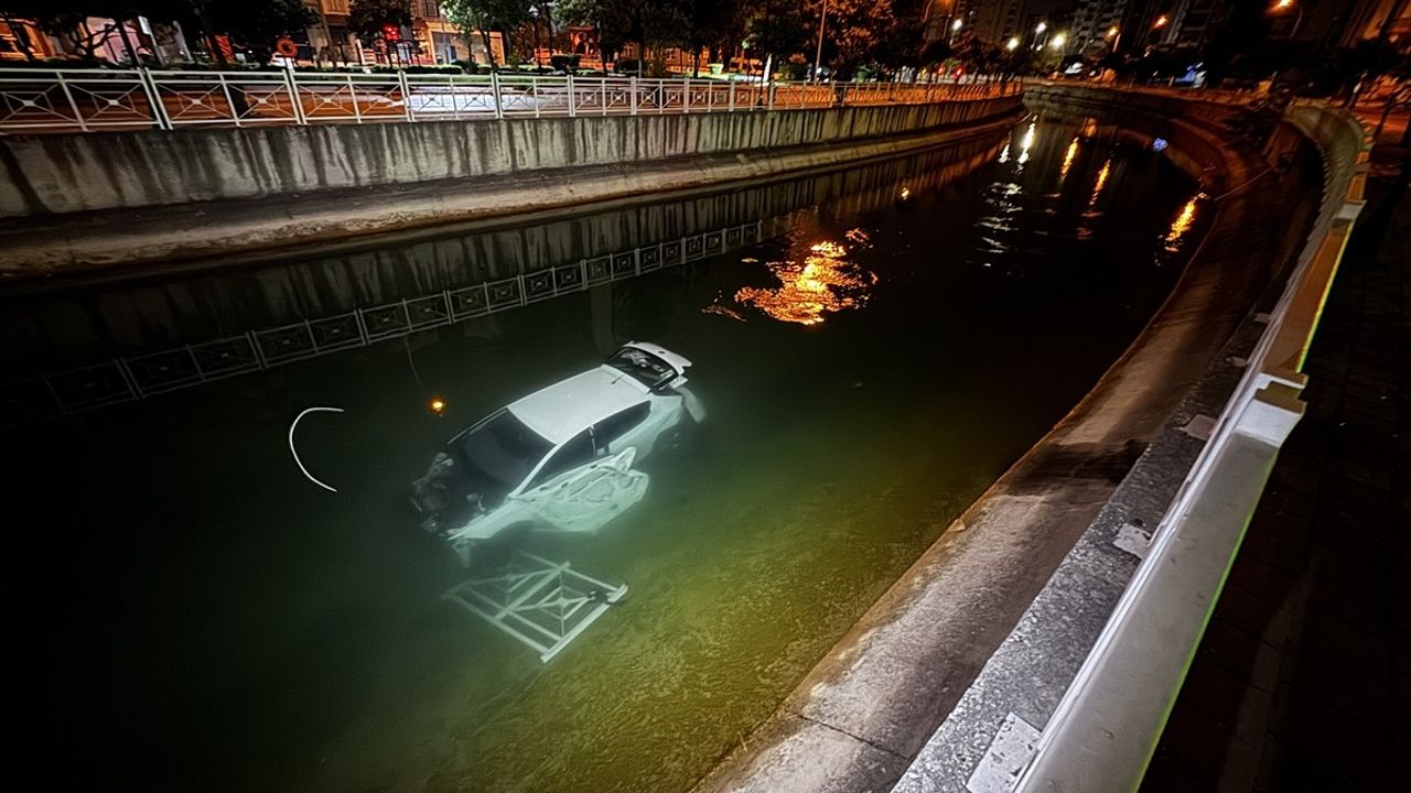 Adana'da Sulama Kanalına Devrilen Otomobilde 3 Yaralı