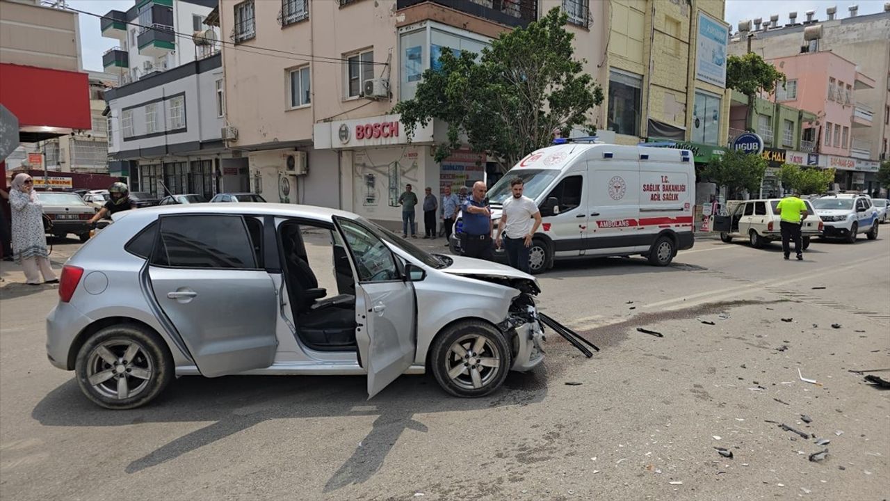 Adana'da Trafik Kazası: 1 Yaralı, Güvenlik Kamerasında Kaydedildi