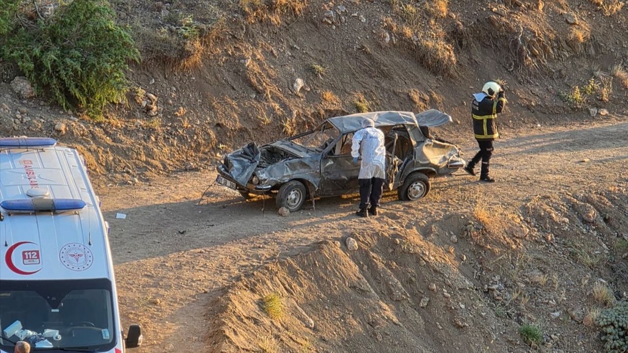Adana'da Uçuruma Yuvarlanan Otomobilde 1 Ölü, 7 Yaralı