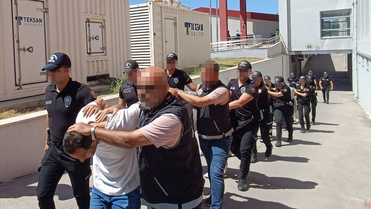 Adana'da Uyuşturucu Operasyonunda 16 Zanlı Tutuklandı