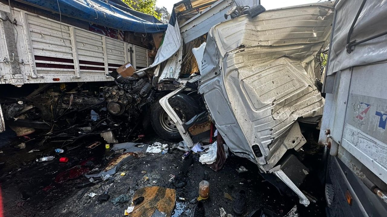 Adana'da Zincirleme Tır Kazası: 1 Ölü, 2 Yaralı