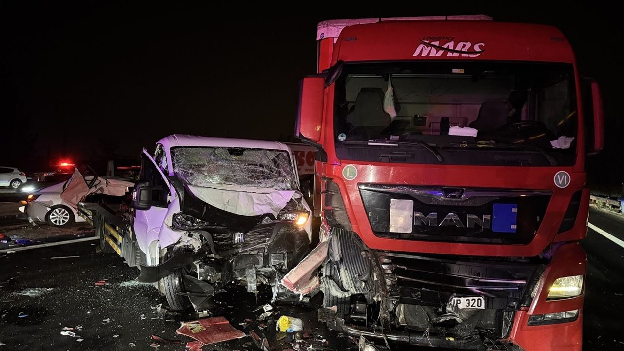 Adana&#039;da Zincirleme Trafik Kazası: 8 Yaralı