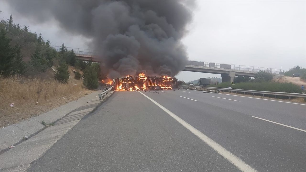 Adana-Pozantı Otoyolu'nda Devrilen Tırda Yangın