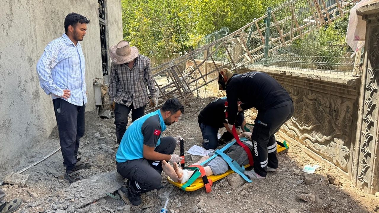 Adıyaman'da İnşaat Iskelesi Çöktü, Bir İşçi Yaralandı