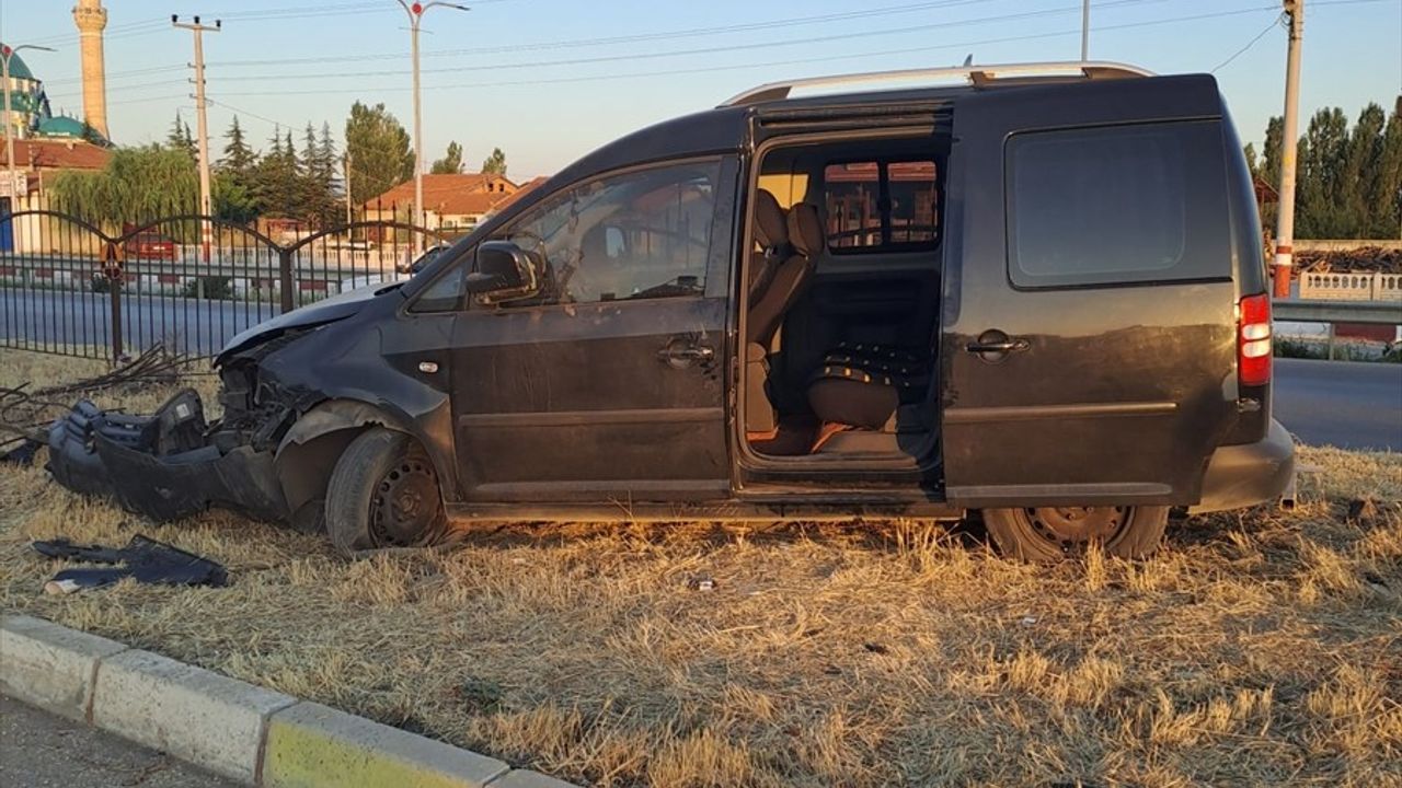 Afyonkarahisar'da Demir Korkuluklara ÇARPAN Hafif Ticari Araçta 4 Yaralı