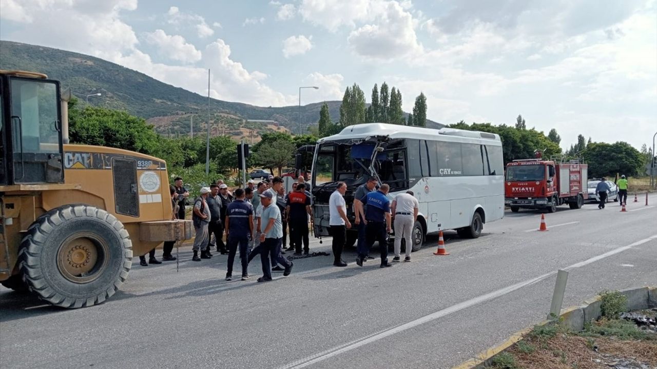 Afyonkarahisar'da Otobüs ve Kamyon Çarpıştı: 7 Yaralı