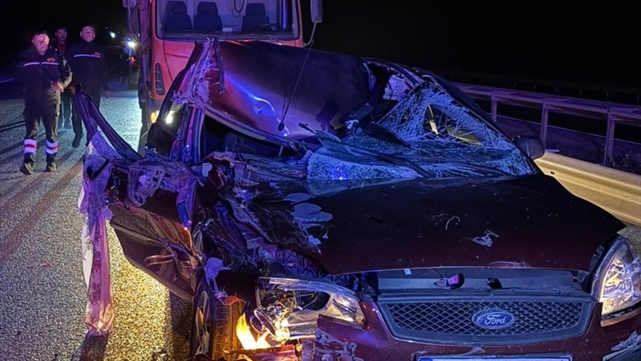 Afyonkarahisar'da Tır ile Otomobil Çarpışması: 4 Yaralı