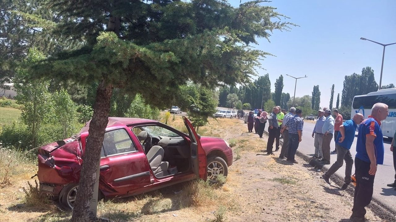 Afyonkarahisar'da Tır-Özel Araç Çarpışması: 1 Ölü, 5 Yaralı