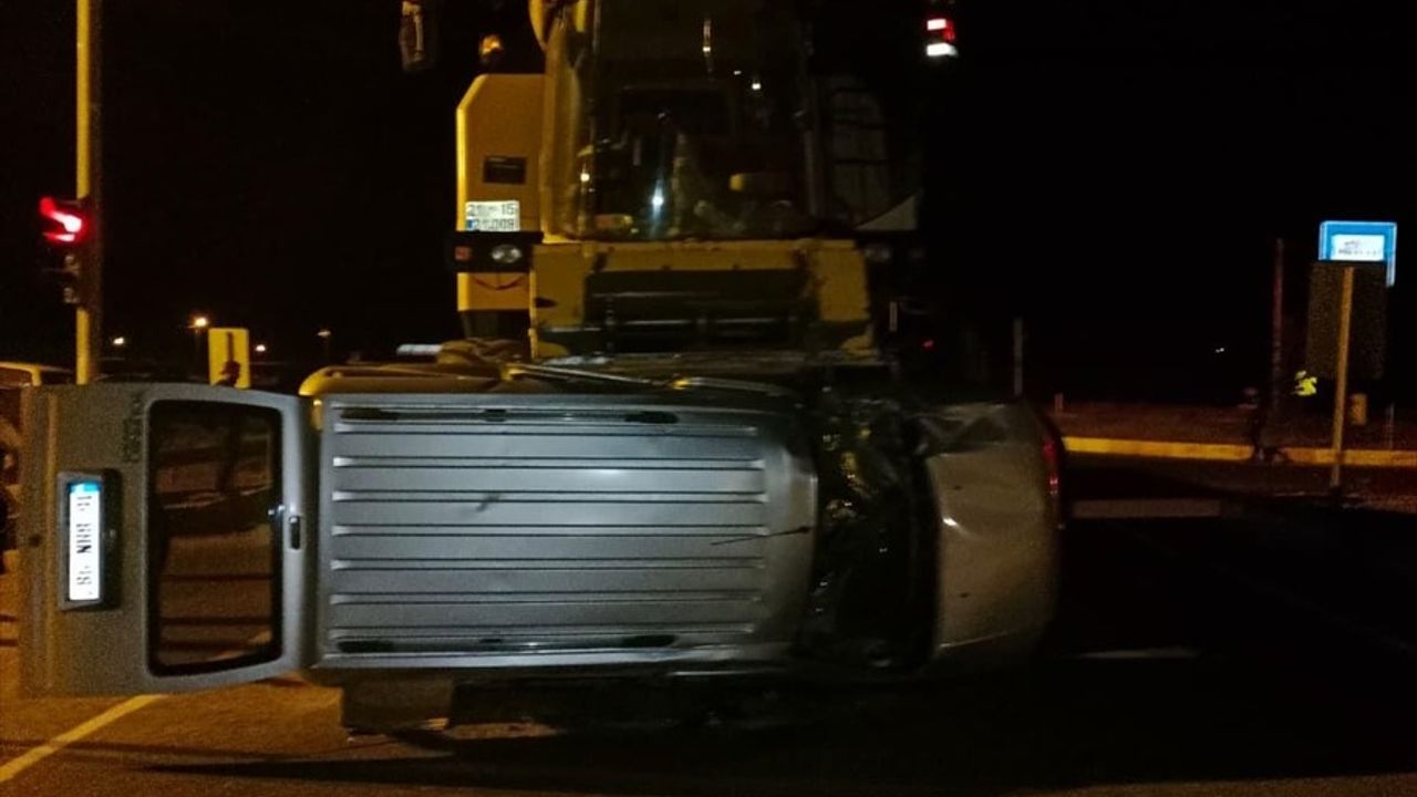 Ağrı'da Kamyonet ve Biçerdöver Çarpıştı: 2 Yaralı