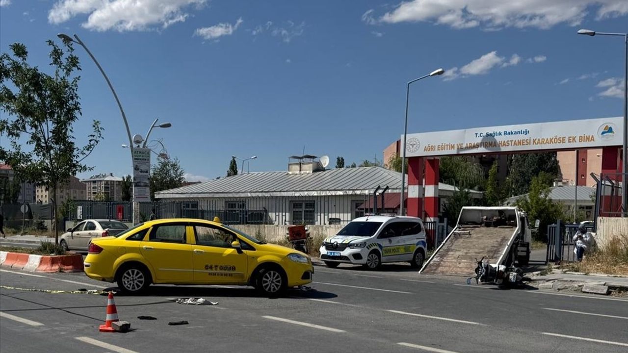 Ağrı'da Taksi ile Çarpışan Motosikletli Çift Hayatını Kaybetti