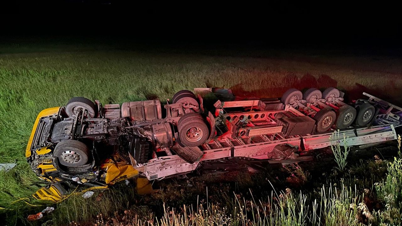 Ağrı'da Tır Kazası: Sürücü Hayatını Kaybetti, Bir Kişi Ağır Yaralandı