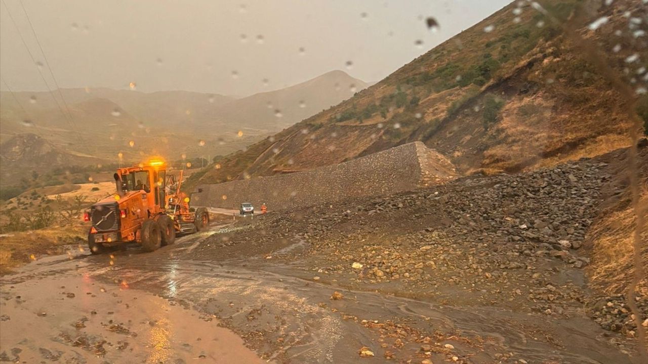 Ağrı-Kağızman Kara Yolu Heyelan Nedeniyle Ulaşıma Kapatıldı