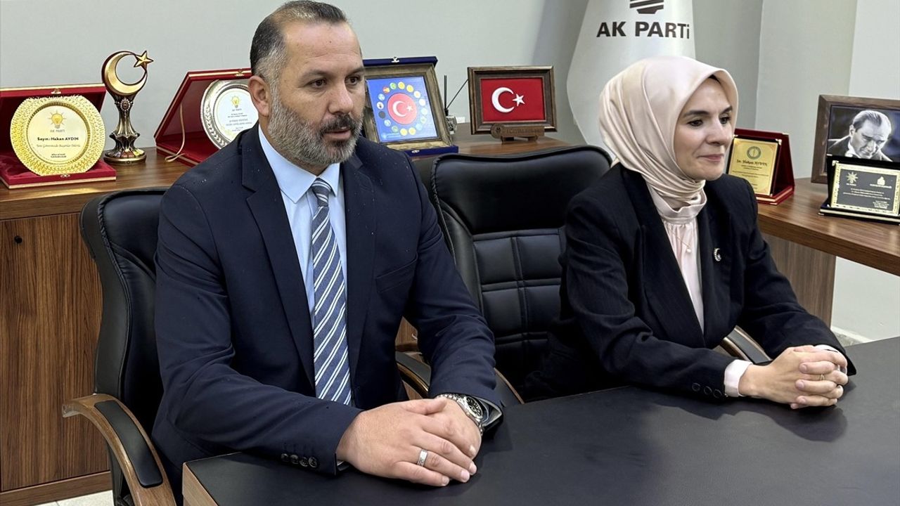 Aile ve Sosyal Hizmetler Bakanı Göktaş, Ardahan'da Aşure Dağıttı