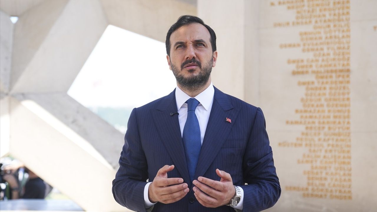 AK Parti İstanbul İl Başkanı Abdullah Özdemir, 15 Temmuz Şehitler Anıtı'nı Ziyaret Etti