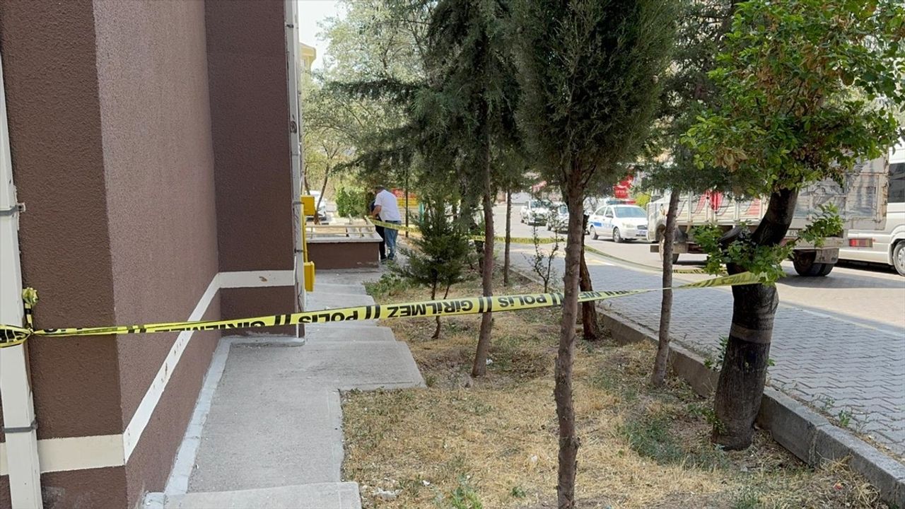 Aksaray'da 4. Kattan Düşen Çocuk Ağır Yaralandı