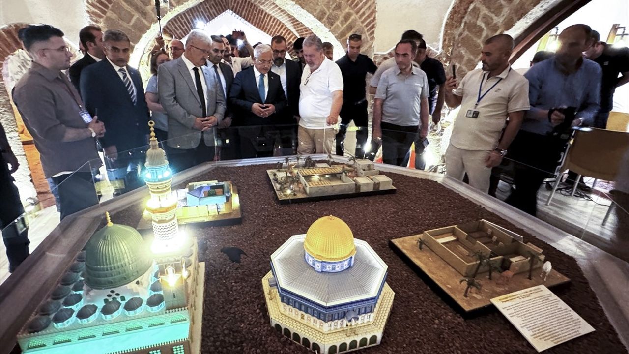 Aksaray'da Kutsal Emanetler Sergisi Açıldı