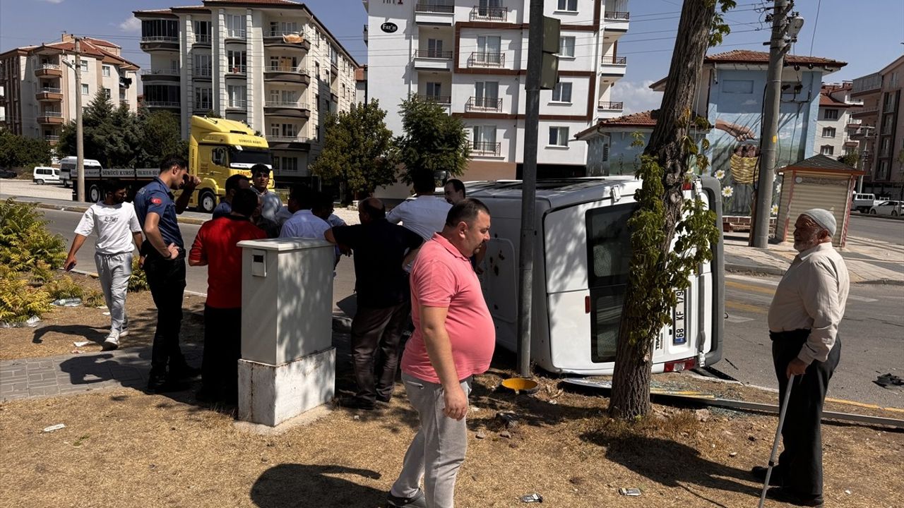 Aksaray'da Servis Minibüsü ve Otomobil Çarpıştı: 8 Öğrenci Yaralandı