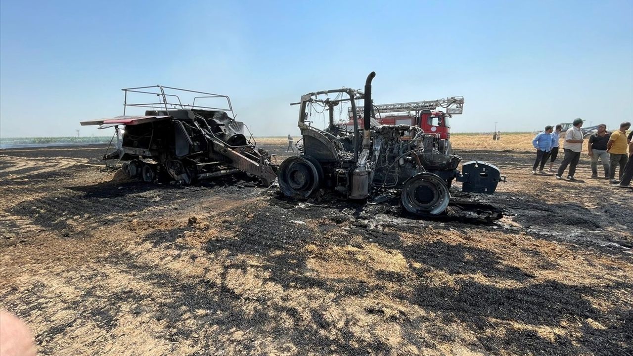 Aksaray'da Yangın: Balya Makinesi ve Traktör Küle Döndü
