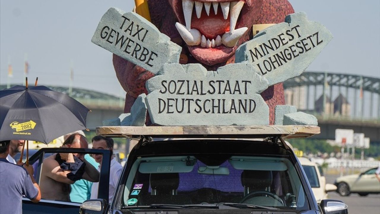 Almanya'da Taksiciler Özel Ulaşım Hizmetlerini Protesto Etti