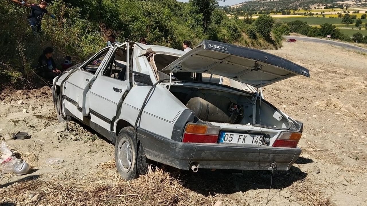 Amasya'da Devrilen Otomobilde 4 Yaralı