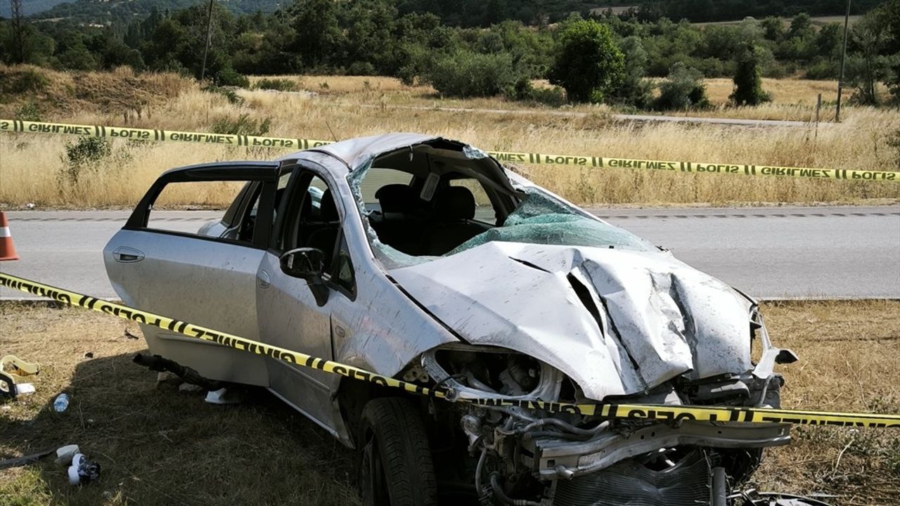 Amasya'da Devrilen Otomobildeki 1 Çocuk Hayatını Kaybetti, 4 Kişi Yaralandı