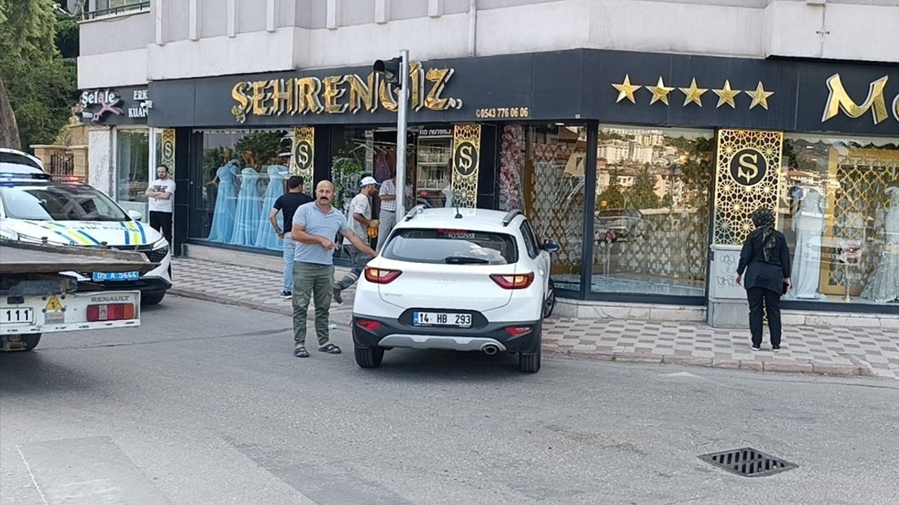 Amasya'da İki Araç Çarpıştı: Vitrin Camına Çarpan Araç Kamerada