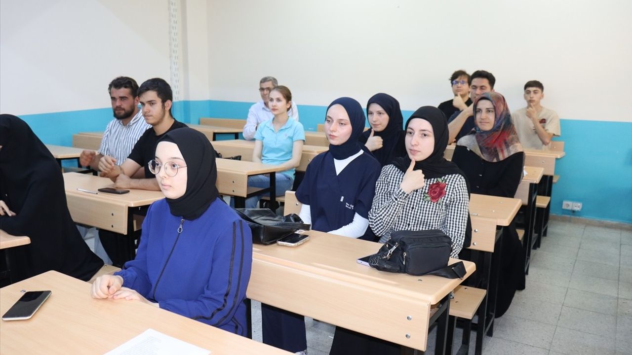 Amasya'da İşaret Dili Eğitimi: Kamyon Arkası Yazılarıyla Eğlenceli Öğrenme