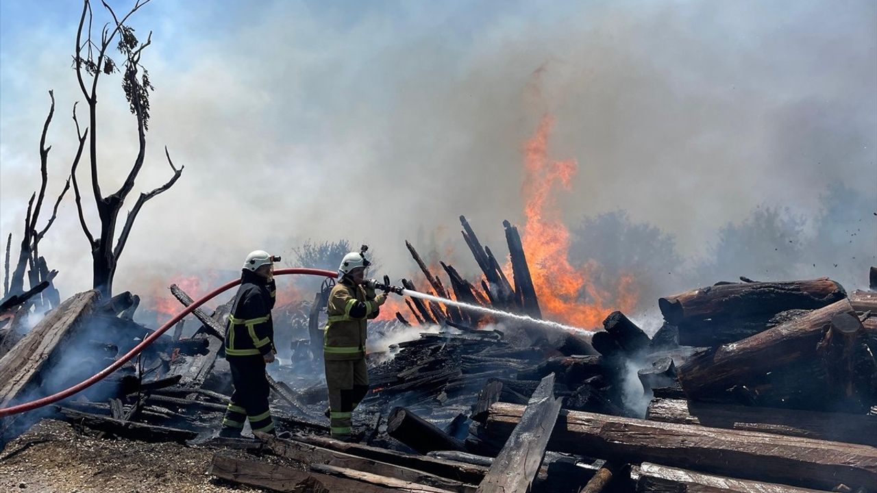 Amasya'da Kereste Deposunda Yangın: İtfaiye Ekipleri Müdahale Ediyor