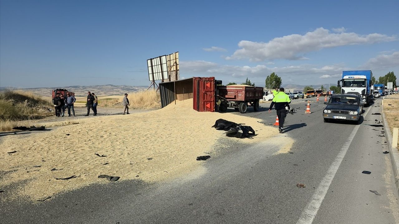 Amasya'da Traktör ile Hafif Ticari Araç Çarpıştı: 1 Ölü, 4 Yaralı
