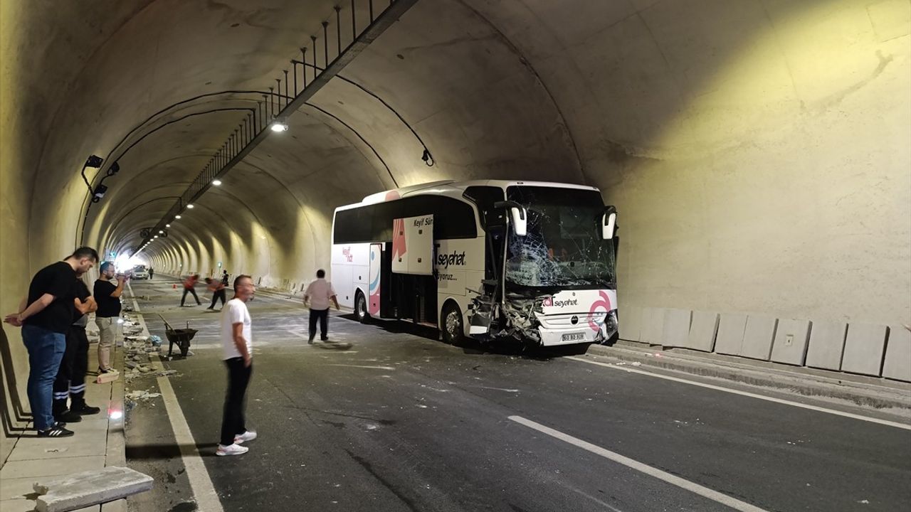 Amasya'da Yolcu Otobüsüyle Çarpışan Traktörün Sürücüsü Yaralandı