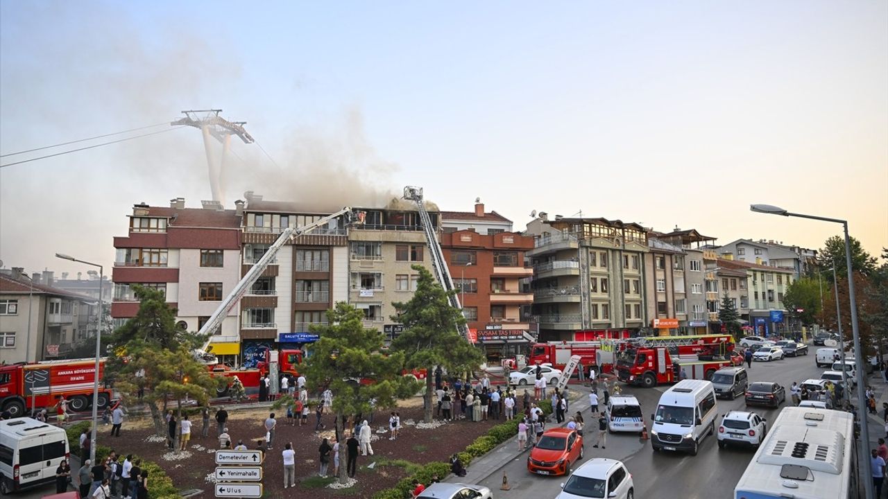 Ankara'da 4 Katlı Apartmanın Çatısında Yangın Çıktı