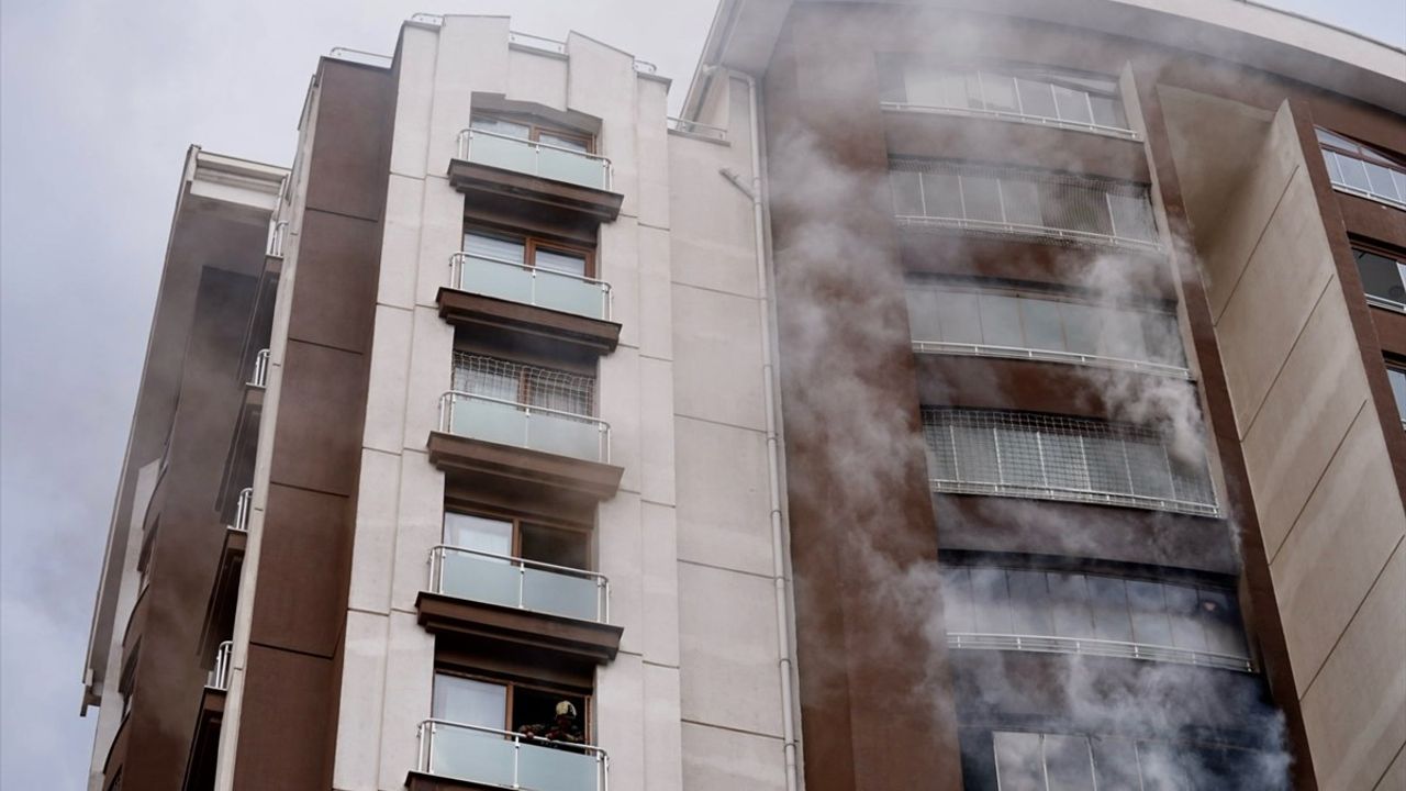 Ankara'da Apartman Yangını: Anne ve Oğlu Hastaneye Kaldırıldı