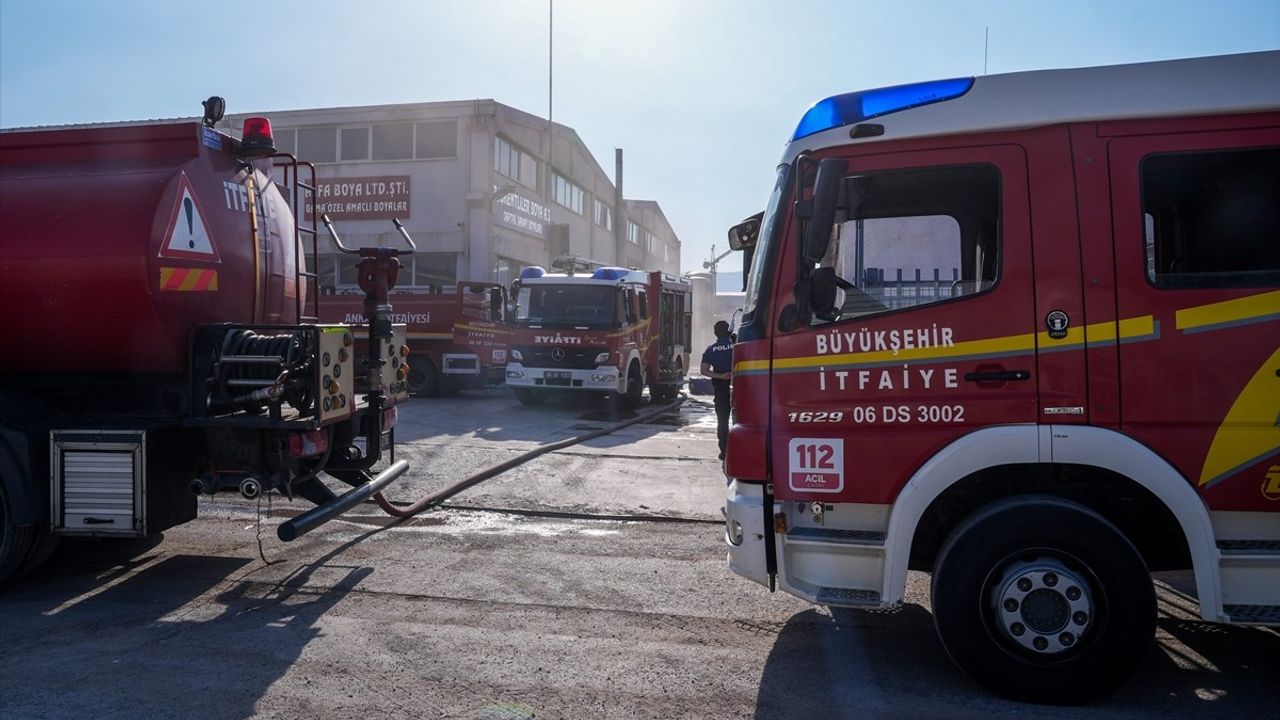 Ankara'da Boya Fabrikasında Yangın: Bir Saat Süren Mücadele